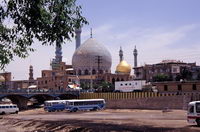 Kuppeln der Moschee der Fatima (Masjed-e Azam)