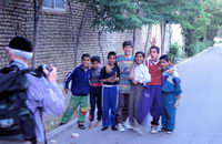 Kinder in einer Wohnsiedlung in Isfahan
